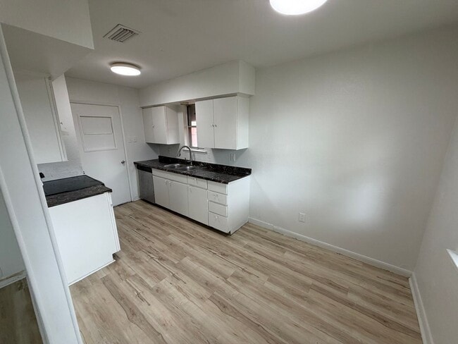 Building Photo - Experience the ultimate comfort of living in a 3-bedroom single-family home today!