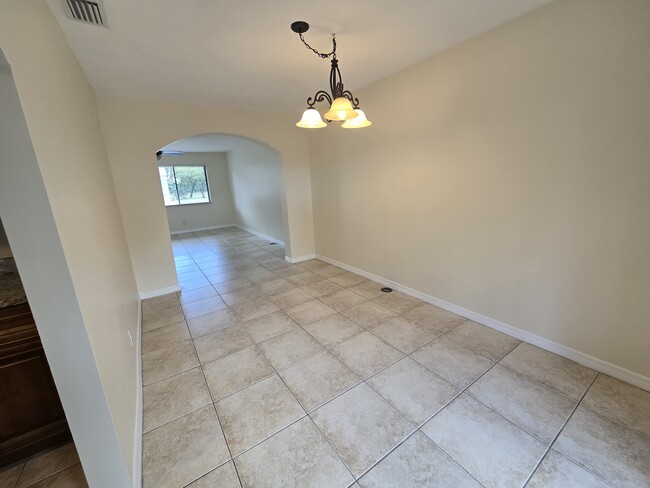 Building Photo - 703 Riverside Dr
