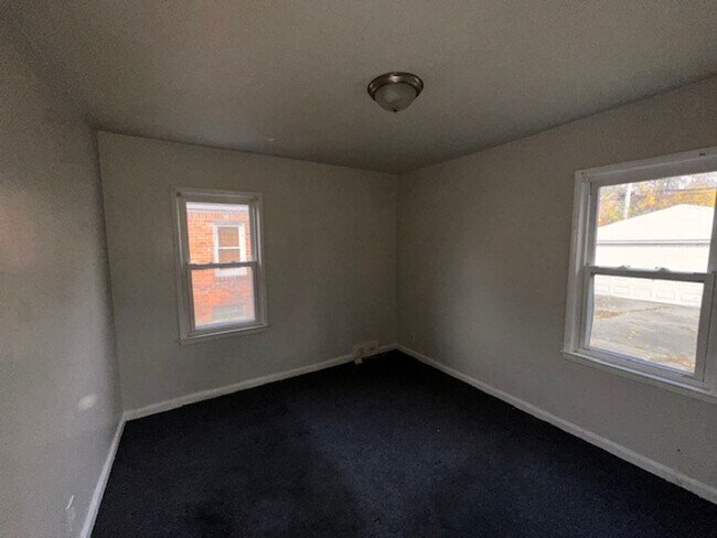 Building Photo - Stunning 3 Bedroom Brick Bungalow on Eastside of Detroit, Move in ready!