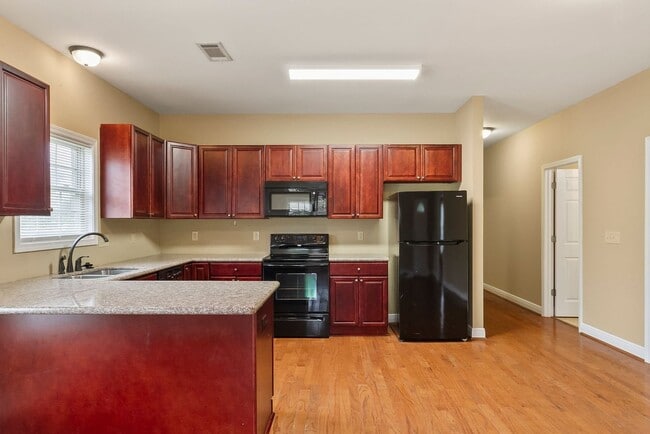 Building Photo - Charming 3 Bedroom 3 Bath Home Available i...