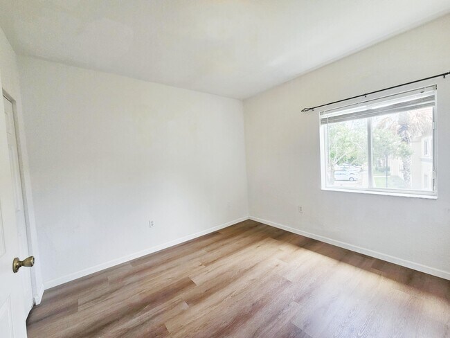 Building Photo - 1157 Golden Lakes Blvd