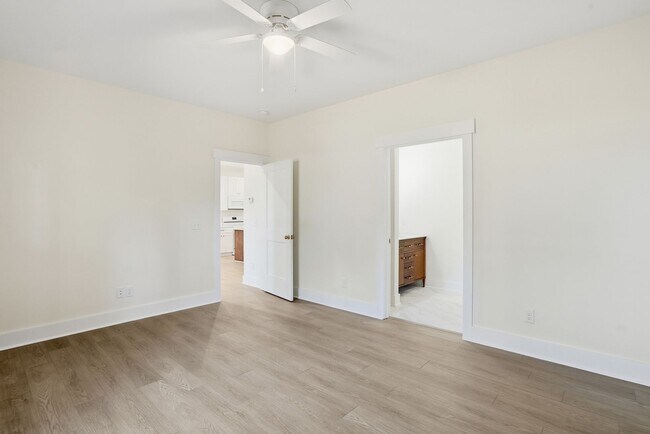 Building Photo - Spacious 3 Bedroom Home with Bonus Suite i...