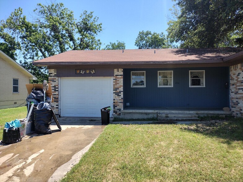 Primary Photo - 1210 Cedar Dr