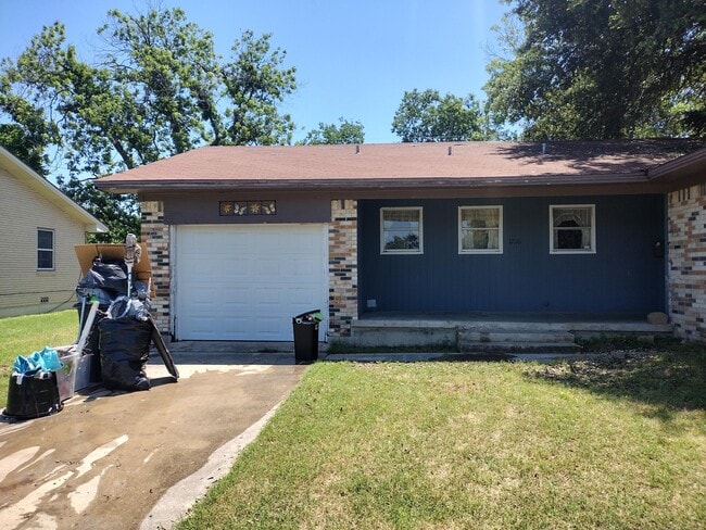 Building Photo - 1210 Cedar Dr