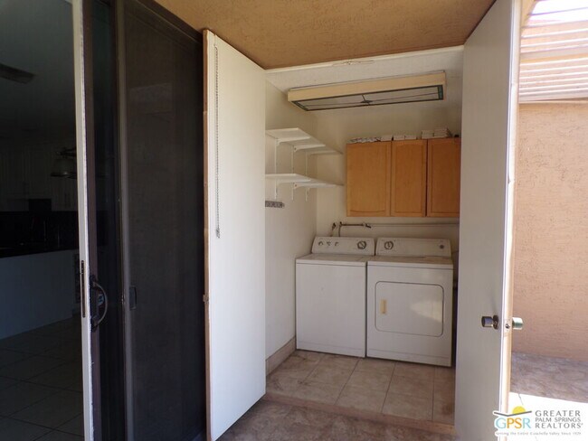 Building Photo - 2559 Whitewater Club Dr