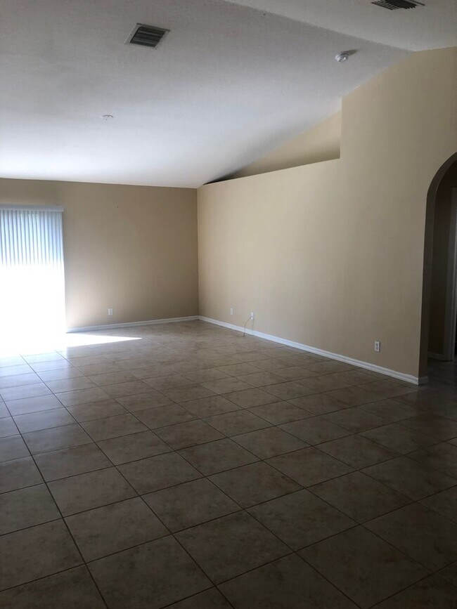 Building Photo - LARGE 3 BDRM 2 BATH HOME AVAILBLE NOW.  AS...