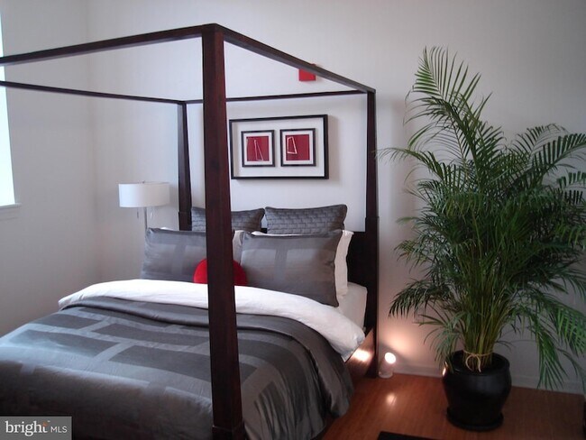 Building Photo - 1637-39 Poplar St