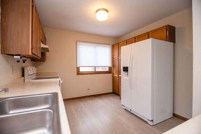 Building Photo - Charming 3 Bed, 2 Bath Home on a Quiet Cul-de-Sac with a Fenced Yard & 2-Car Garage!