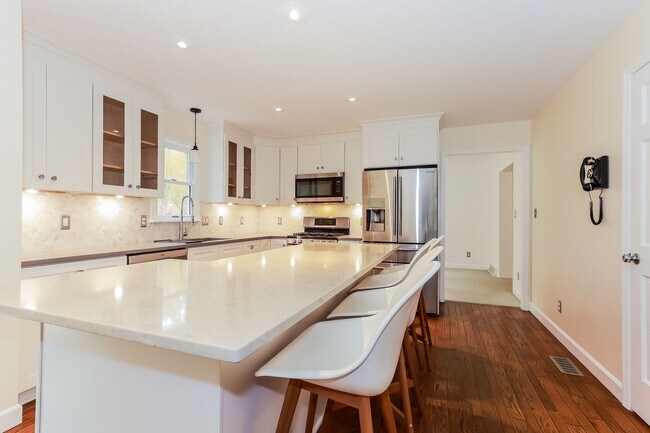 Building Photo - Private 3-Bedroom Home on 5 Acres with Mod...