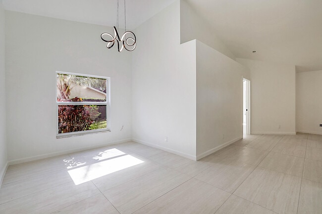 Building Photo - 320 NE 42nd St