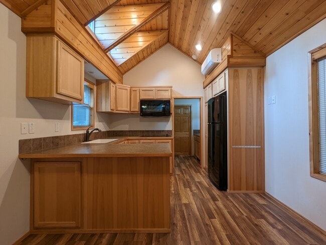 Building Photo - Private 1 bed/1 bath Cabin in gated resort with view of Rainier