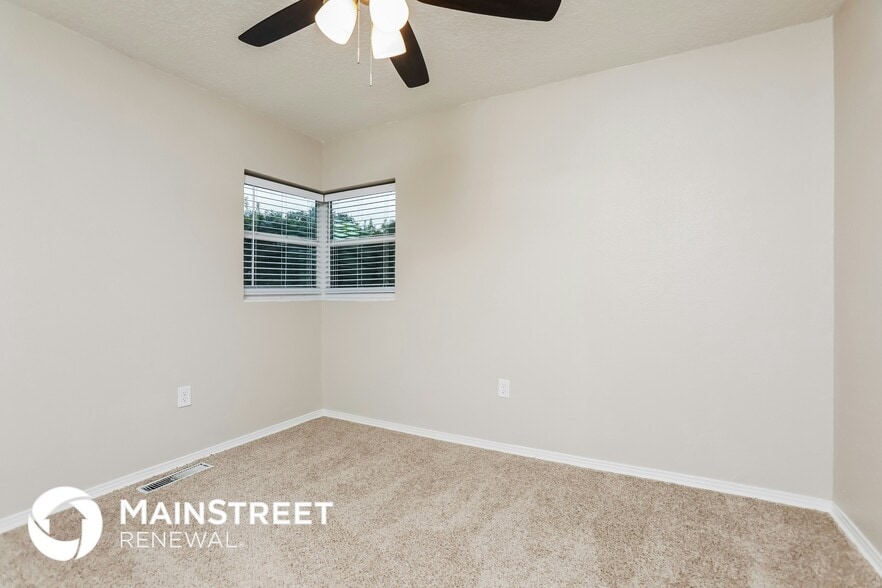 Building Photo - 1171 Lakeview Dr