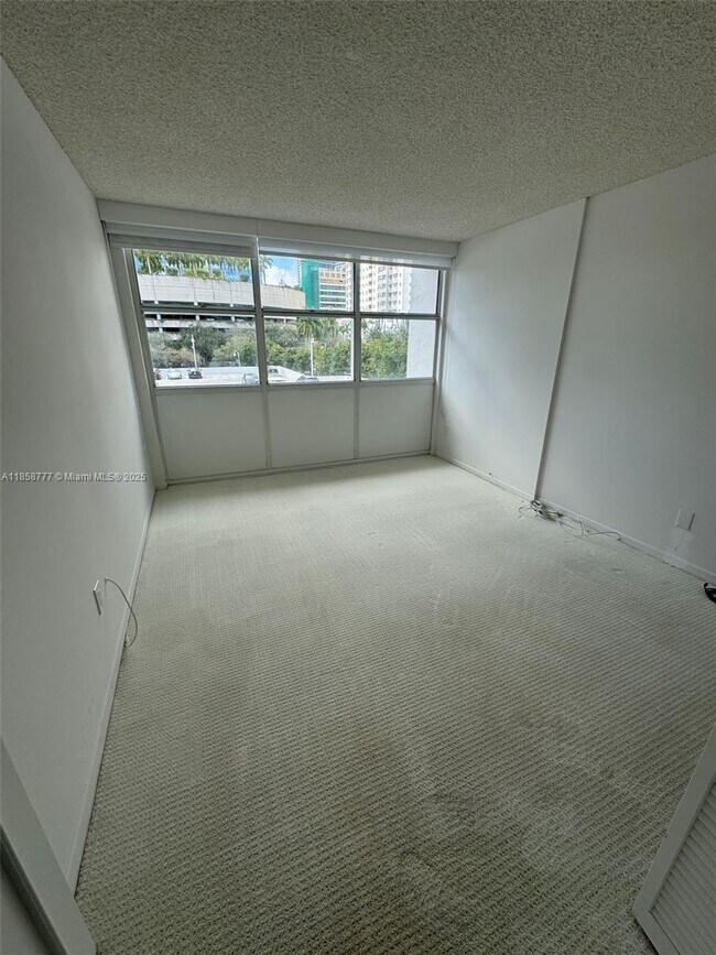 Building Photo - 1420 Brickell Bay Dr
