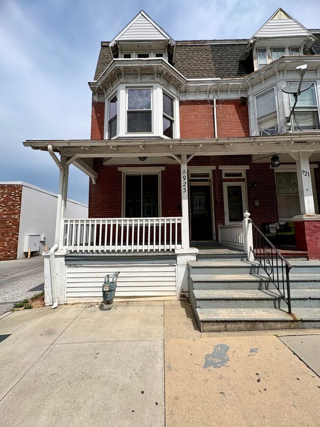 Building Photo - Renovated Large Five Bedroom 1.5 Bathroom In York!