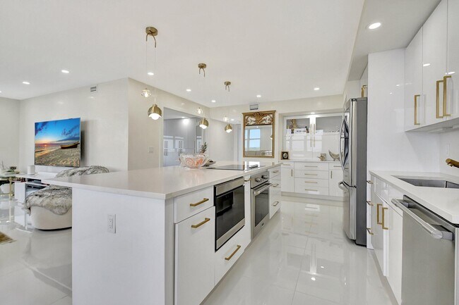 Building Photo - 5440 N Ocean Dr