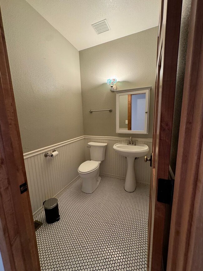 Building Photo - Luxury Mountain Retreat: 4-Bedroom Home wi...