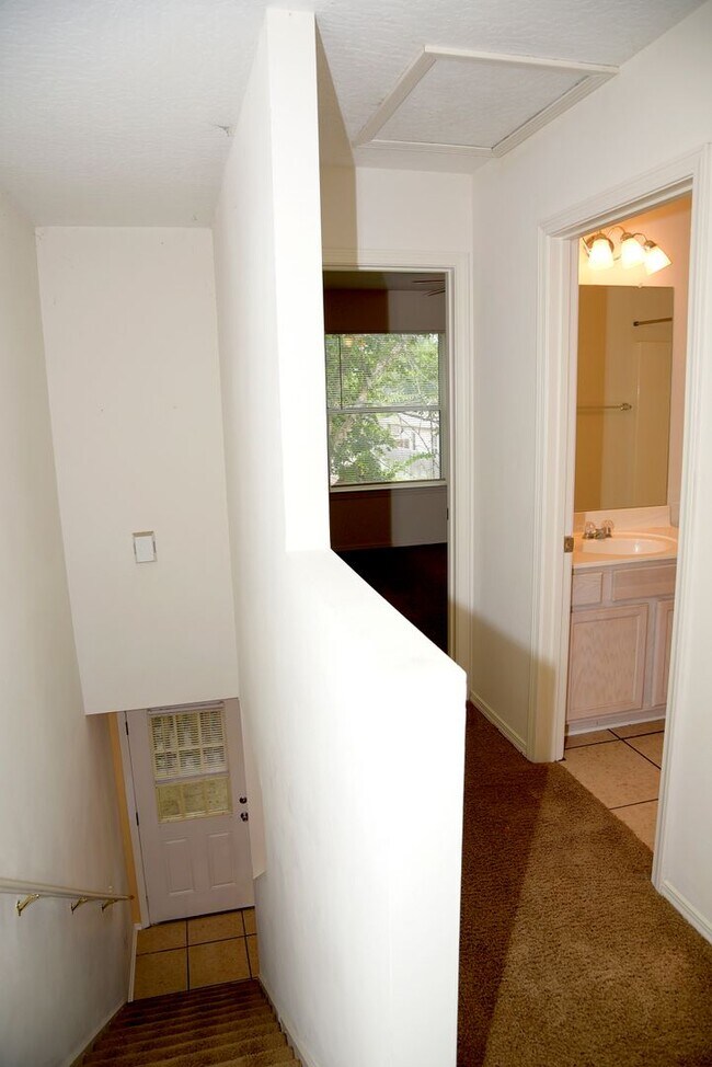 Building Photo - 2 Bedroom Townhouse in Great Location!