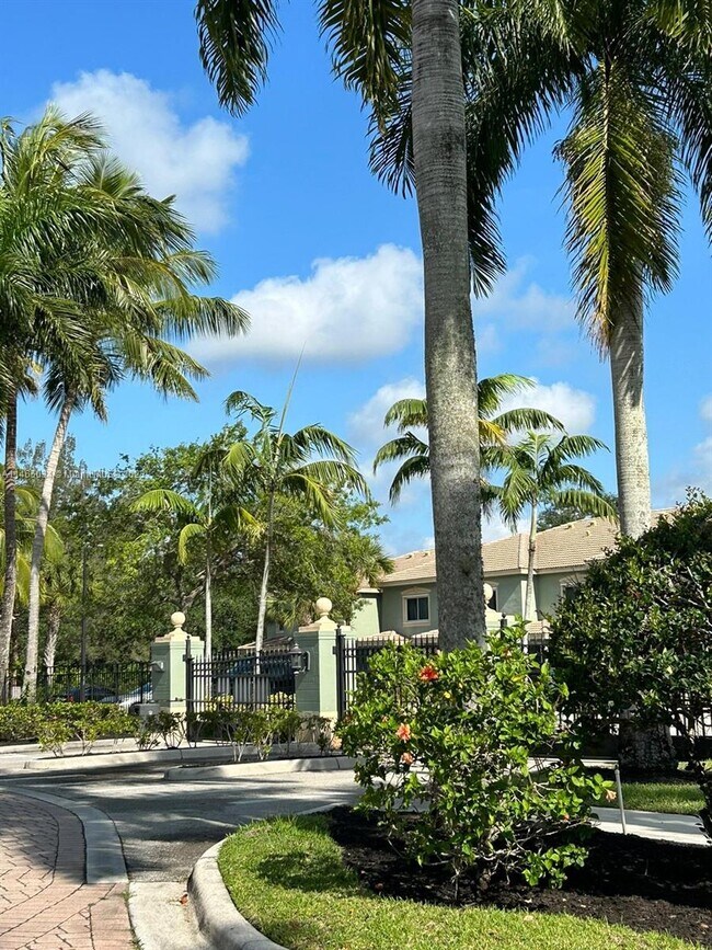 Building Photo - 280 Crestwood Cir