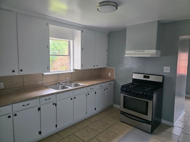 Building Photo - Spacious 4 bedroom/1 bath home with Centra...
