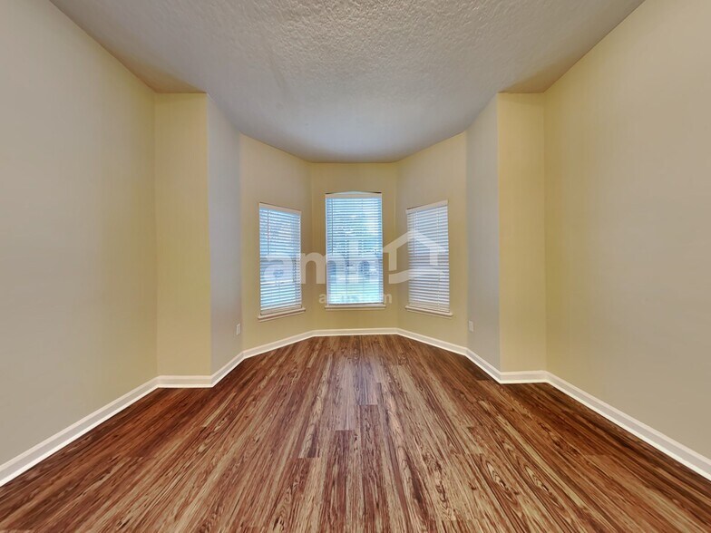 Building Photo - 890 Thoroughbred Dr