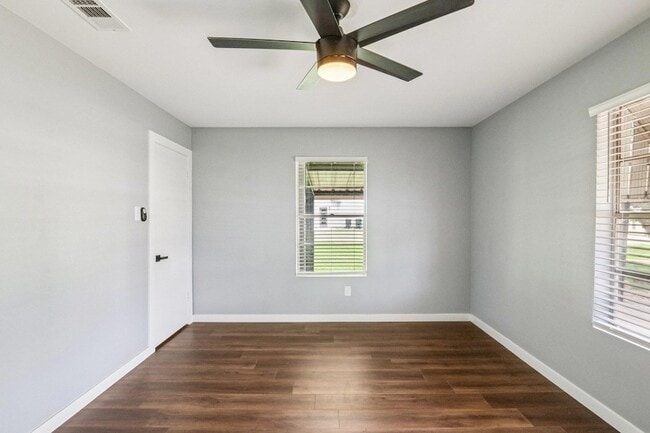 Building Photo - 755 E Bellville St