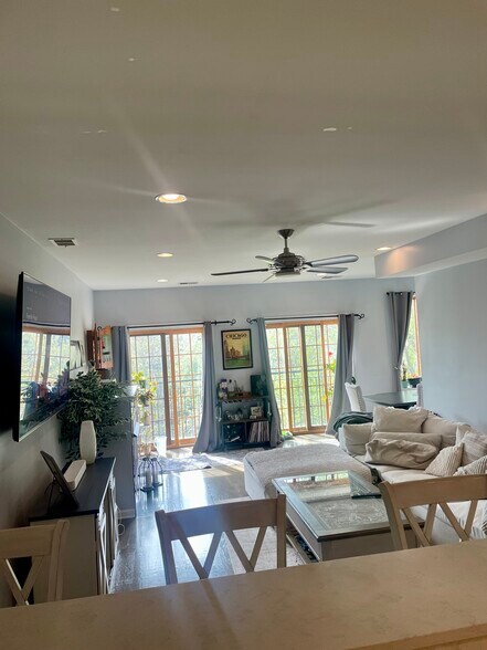 Building Photo - 1517 N Ashland Ave