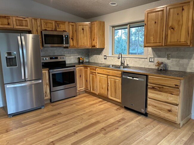 Building Photo - Newly Remodeled Home in Desirable Oregon W...