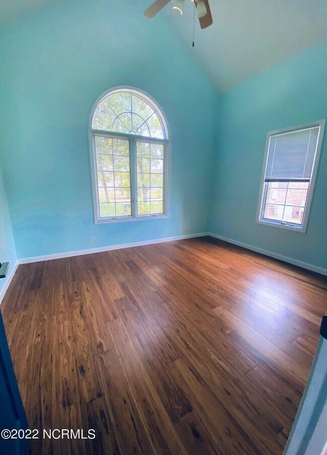 Building Photo - 906 Diamond Ct