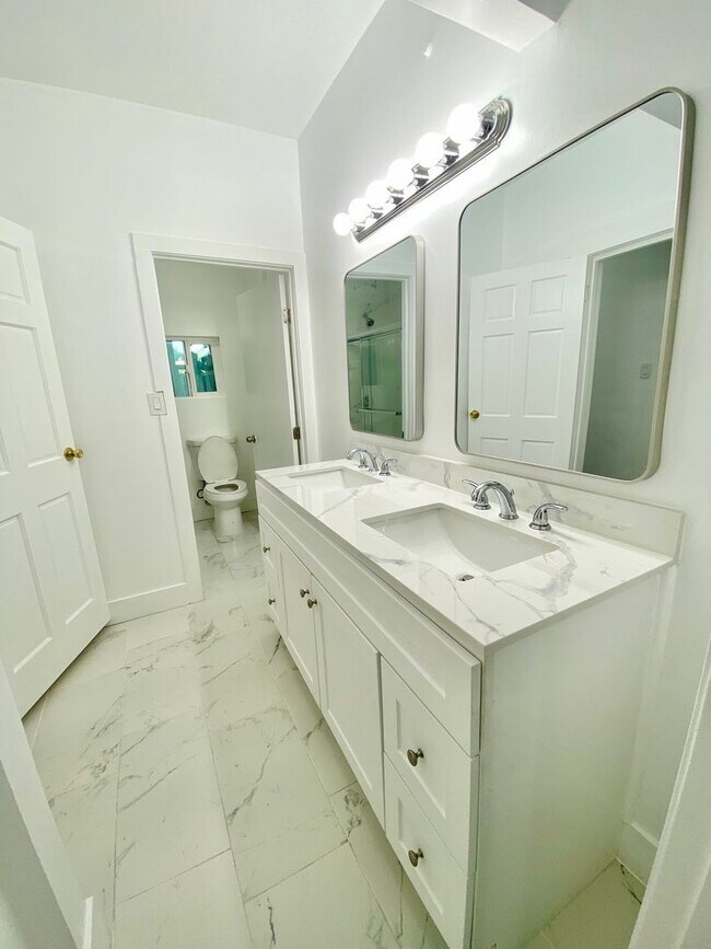 Building Photo - 2919 Van Buren Pl