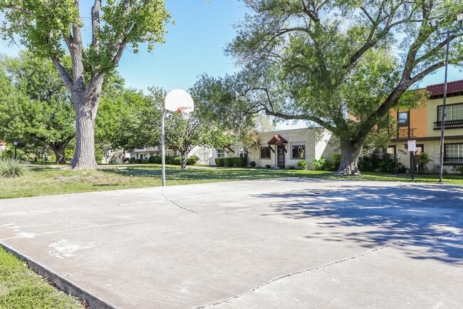 Building Photo - $250 OFF first months rent!!! 3 bedroom 2....