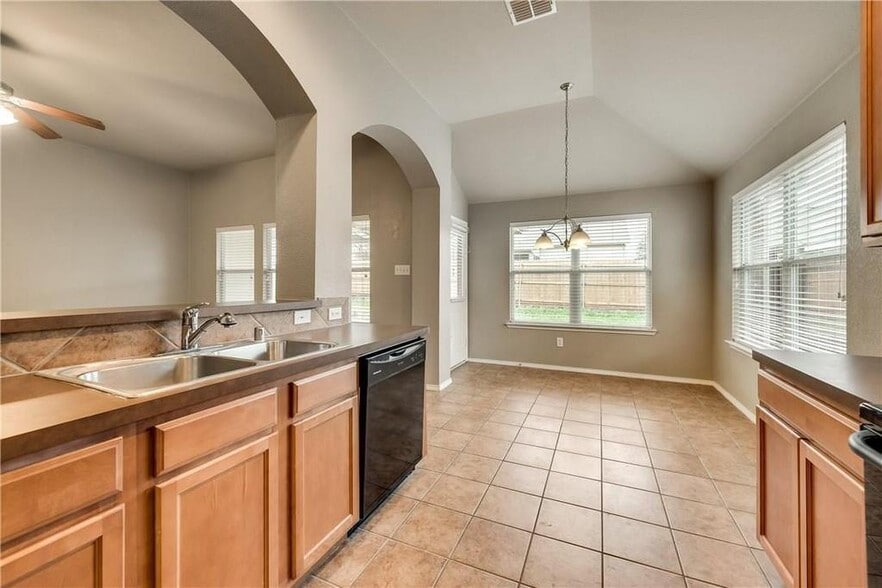 Building Photo - 2004 Zavala Dr