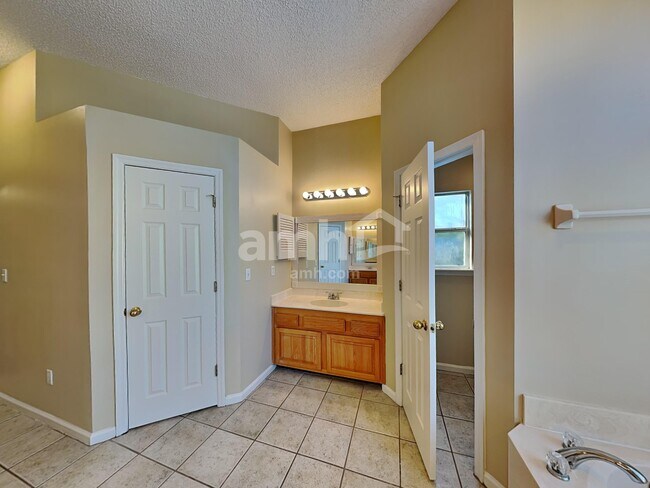 Building Photo - 357 Maplewood Dr