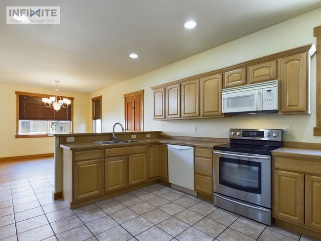Building Photo - 3 Bedroom and Office!
