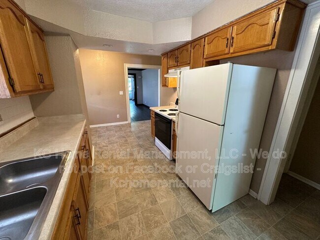 Building Photo - 6838 The Paseo