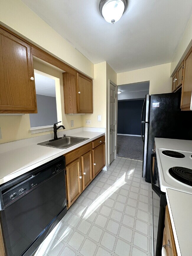 Building Photo - COMING SOON! Top Floor Condo in Hampstead