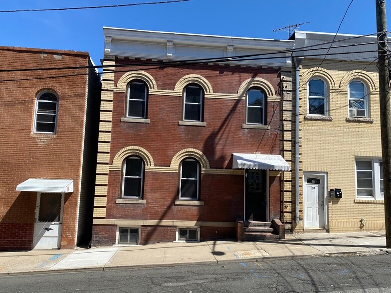 Close to School, Shops & Transp. - 55 Spring St