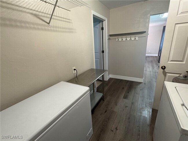 Building Photo - 203 Esther St