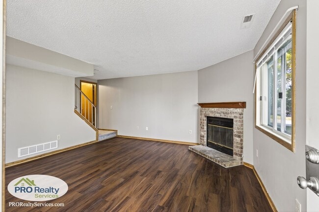 Building Photo - 3 Bedroom End Unit Townhouse