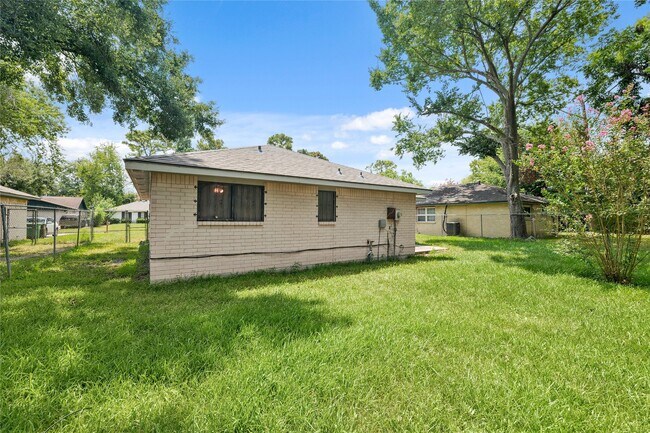 Building Photo - 7111 Pinehook Ln