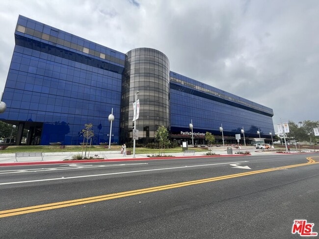 Building Photo - 501 N San Vicente Blvd