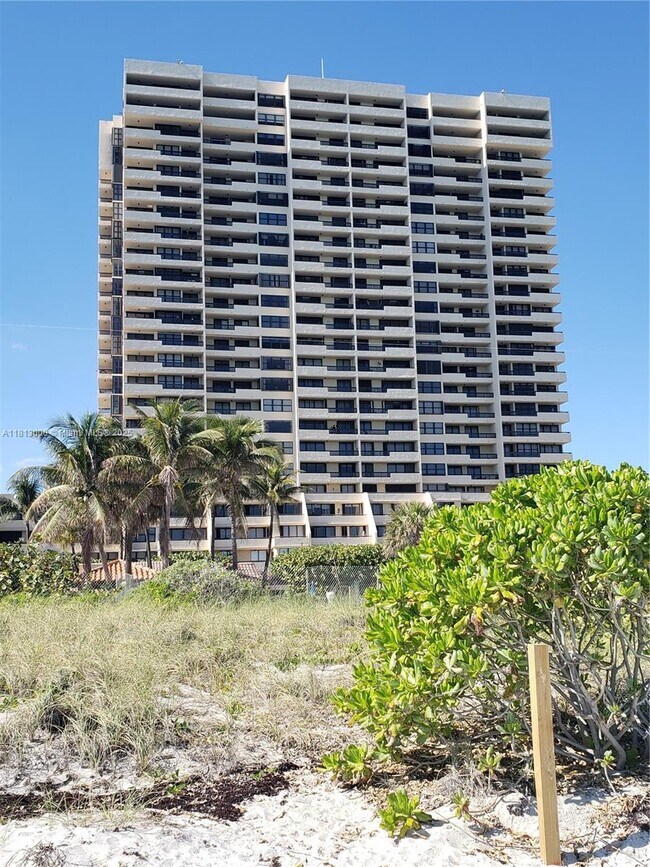 Building Photo - 2555 Collins Ave