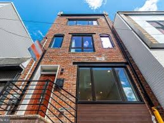 Building Photo - Breathtaking House for Rent wt Roof Deck