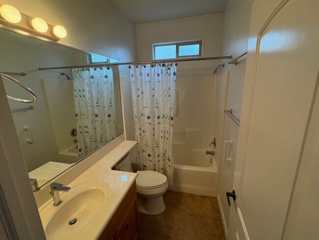 Building Photo - 3-Bed, 2-Bath Standalone Home with 2 Car G...