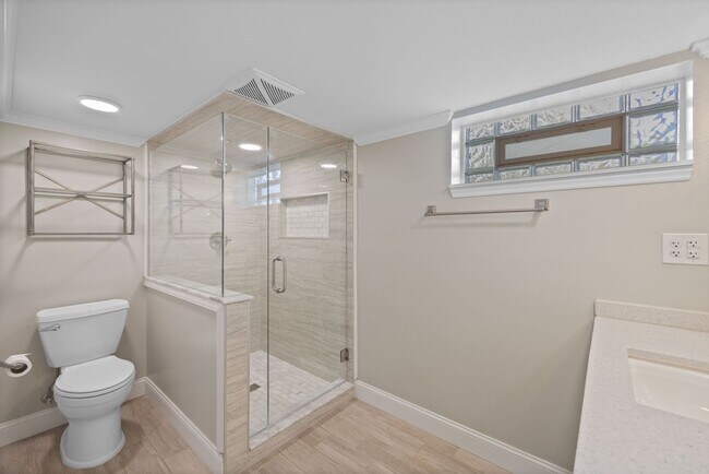 Building Photo - ANDERSON- Charming 4 bedroom 2 bath with f...