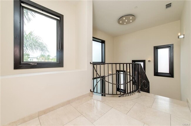 Building Photo - 268 S Clark Dr