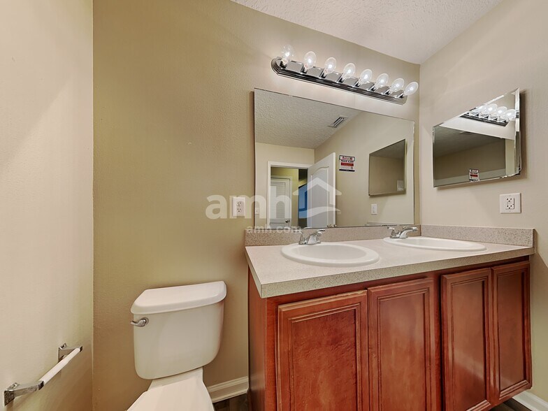 Building Photo - 12336 Deersong Dr N