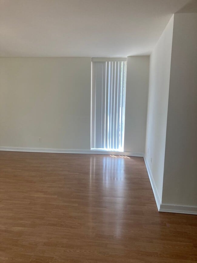 Building Photo - Impeccable 2 Bed 2 Bath Condo With Breatht...