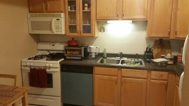 Building Photo - Must see spacious Condo!!!!!!!!!!!!!
