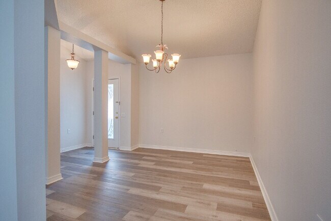 Building Photo - Move-In Ready Lakefront Home in Gulf Breeze