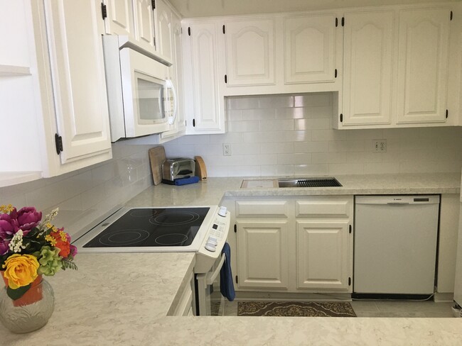 View of kitchen from living room - 969 Hilgard Ave